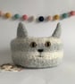 FELTED 'FUSSPOT' BOWL, desk tidy  . Cat. Grey, white . Home decor.