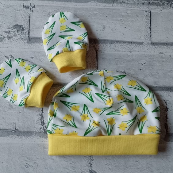 Baby Daffodil hat and mittens