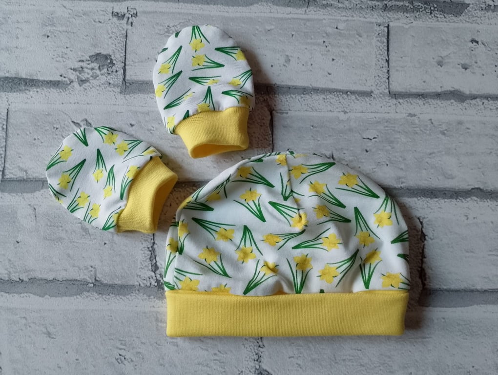 Baby Daffodil hat and mittens