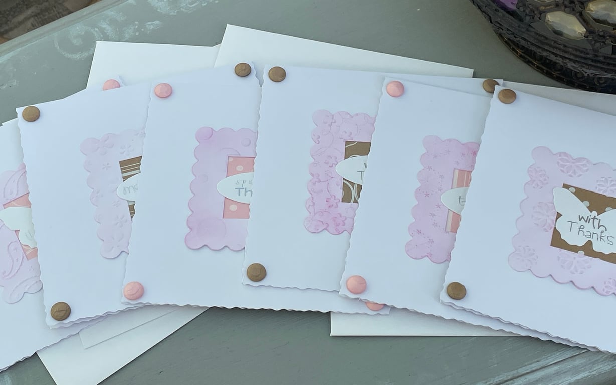 A set of 6 pretty thank you cards
