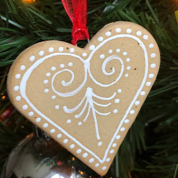 Gingerbread style hanging heart decoration 3