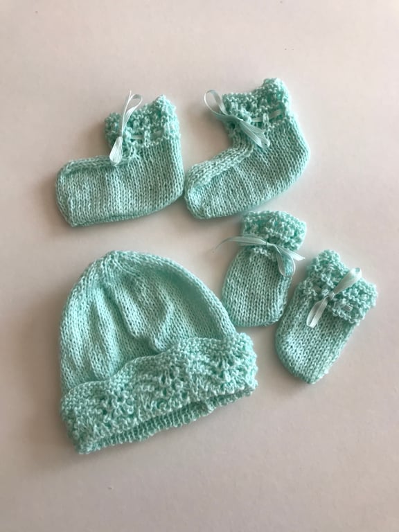 Newborn baby hat, bootees and mittens 