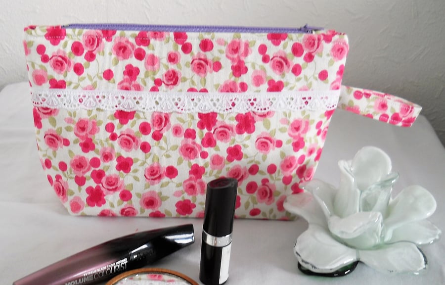 GORGEOUS FLOWERED COSMETIC BAG
