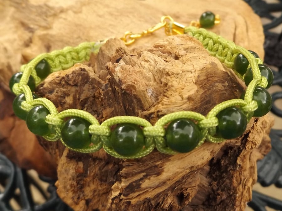 Macrame green bracelet with green jade 