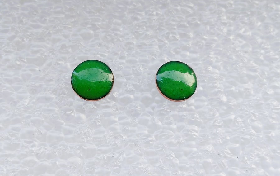 10mm round green stud earrings in enamelled copper 297