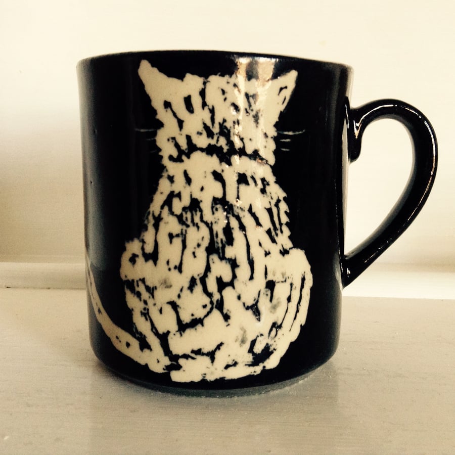 Mug in black with cat decoration, holds half a pint