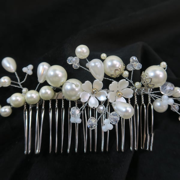 Bridal hair comb, handmade with glass pearls and mother of pearl flowers.