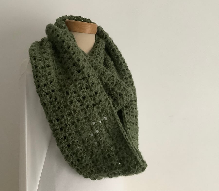 INFINITY SCARF , neckwarmer , cowl  'Stroll'. Soft Alpaca blend. Dark green.