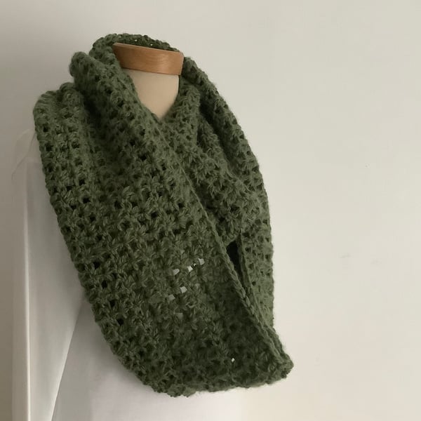 INFINITY SCARF , neckwarmer , cowl  'Stroll'. Soft Alpaca blend. Dark green.