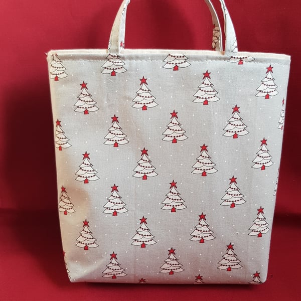 Gift bag: little Christmas trees with star