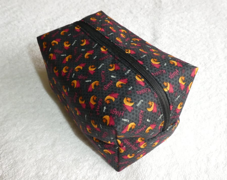 Box Purse. Fully Lined with Zip. Hugs and Kisses Box Purse