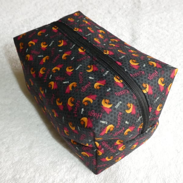 Box Purse. Fully Lined with Zip. Hugs and Kisses Box Purse