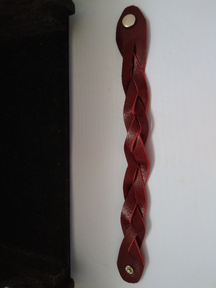 LEATHER SIGN STUD BRACELET MAROON LEATHER SIGN STUD BRACELET MAROON