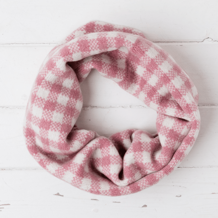 Gingham knitted cowl - pink and white