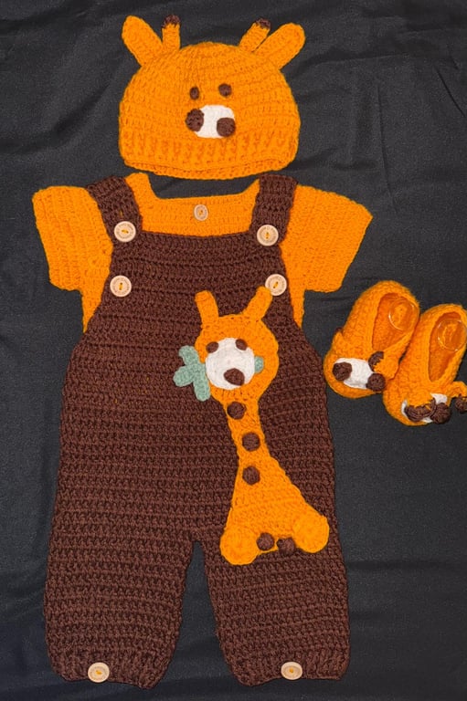 Handmade Giraffe Crochet Baby Set – 4-Piece Outfit