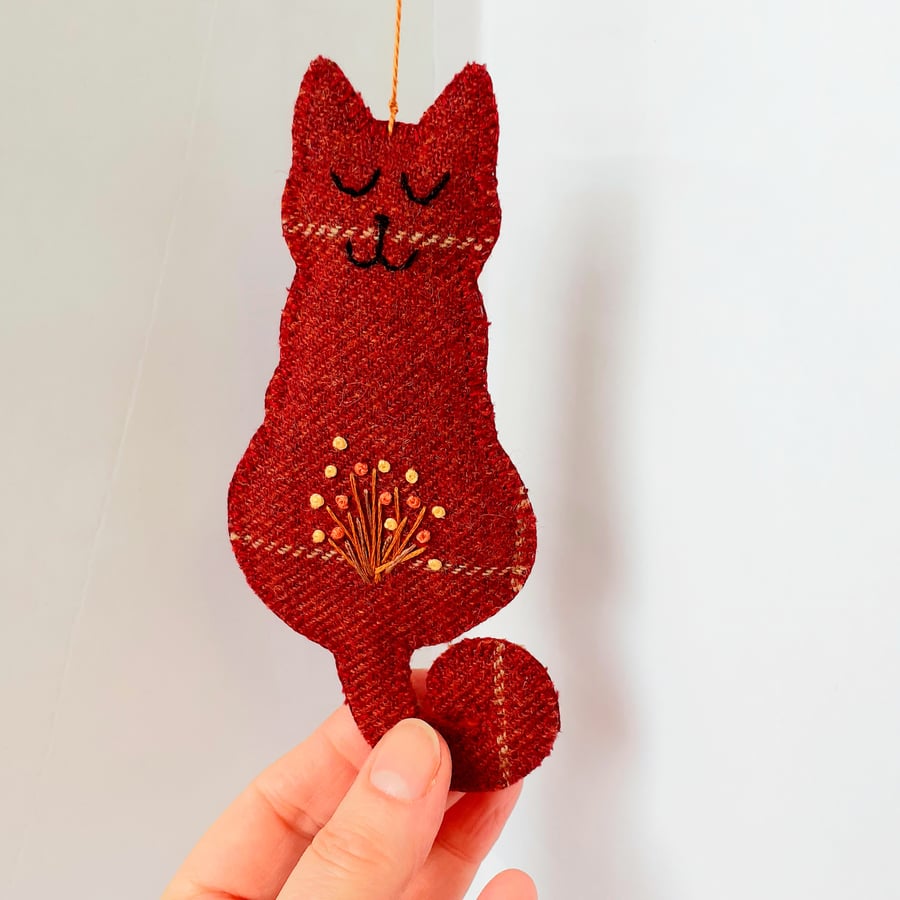 Smiling cat hanger in wool tweed with embroidered tummy