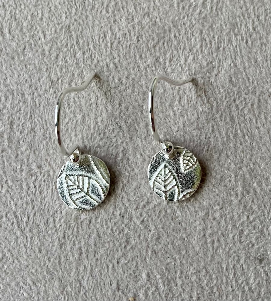 Circular pure silver earrings with leaf detail