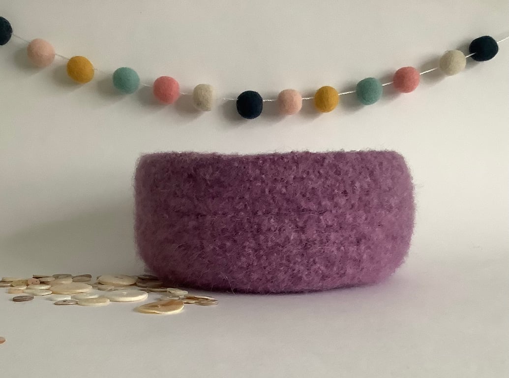 FELTED 'FUSSPOT' BOWL, desk tidy  . Lilac .Purple . Home decor.