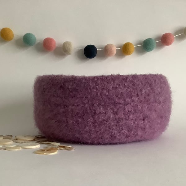 FELTED 'FUSSPOT' BOWL, desk tidy  . Lilac .Purple . Home decor.