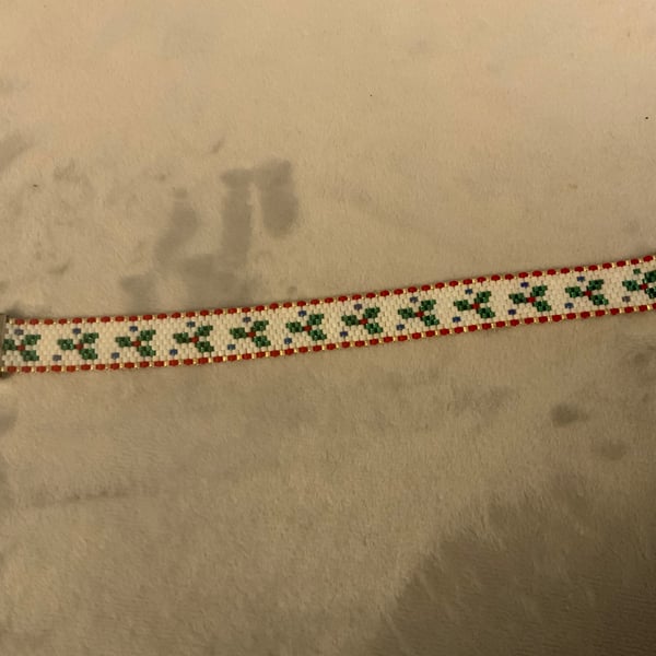 Christmas Holly Design Narrow Beaded Bracelet