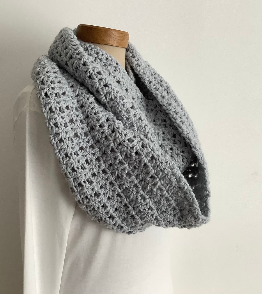 INFINITY SCARF , cowl 'Stroll' .Alpaca blend. Super-soft . Silver grey. 