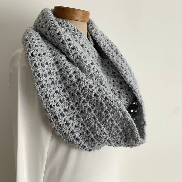 INFINITY SCARF , cowl 'Stroll' .Alpaca blend. Super-soft . Silver grey. 