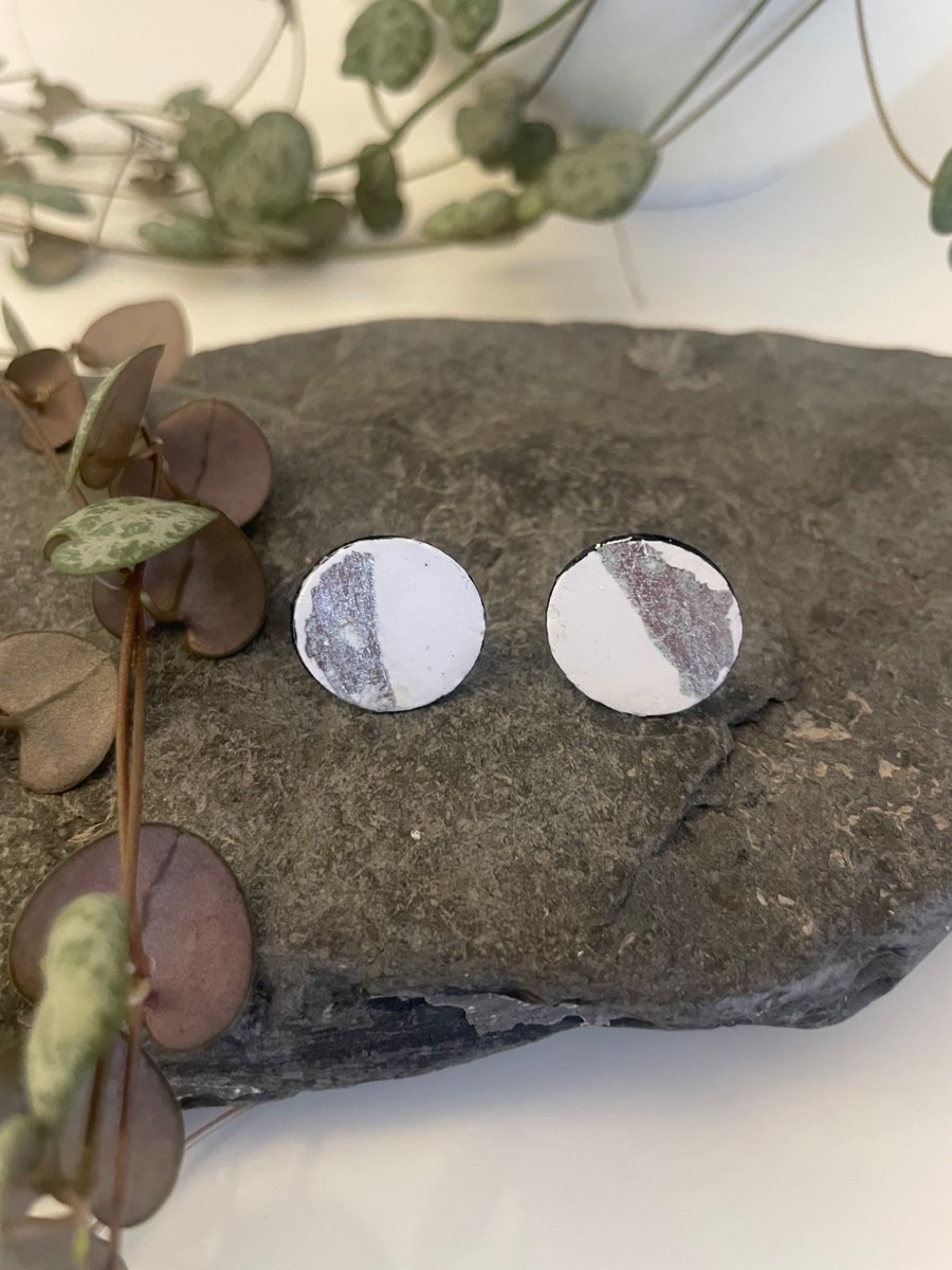 Stud earrings in shite and silver