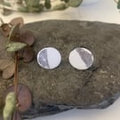 Stud earrings in shite and silver