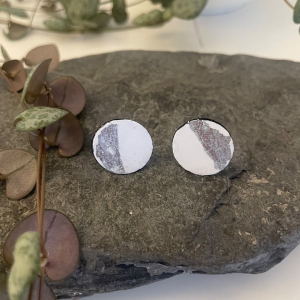 Stud earrings in shite and silver
