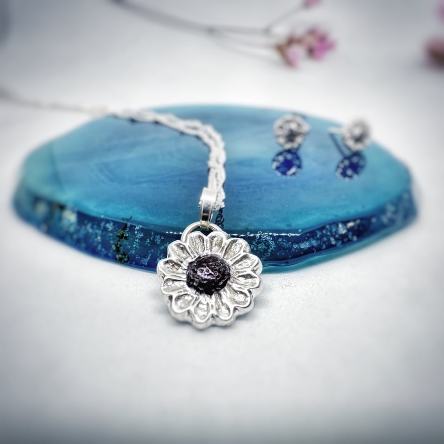 Sterling silver daisy pendant and studs jewellery set.