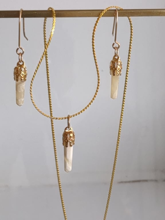 Mini crystal in gold clasps set of earrings and pendant 