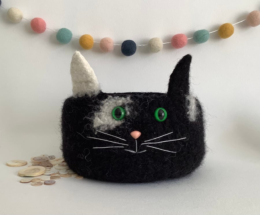 FELTED 'FUSSPOT' BOWL, desk tidy  . Cat. Black and white . Home decor.