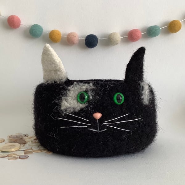 FELTED 'FUSSPOT' BOWL, desk tidy  . Cat. Black and white . Home decor.
