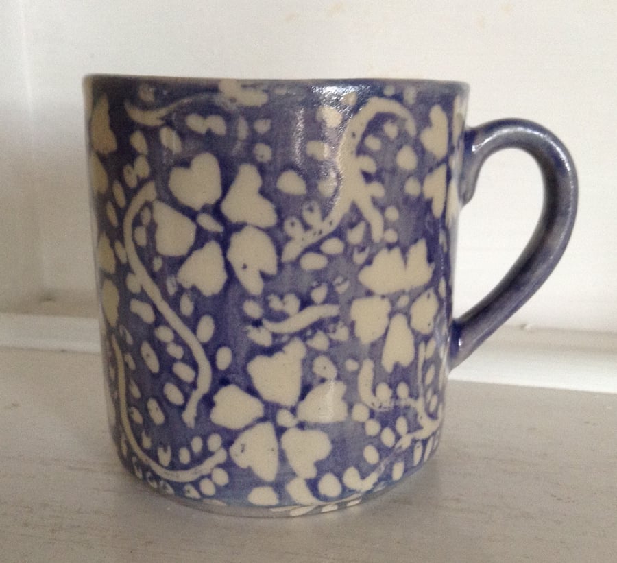 Mug in pottery stoneware with floral design
