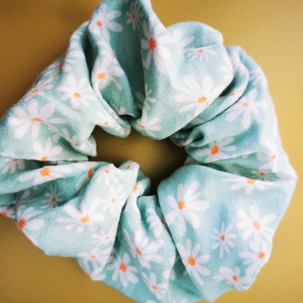 Spring Daisies Scrunchie 