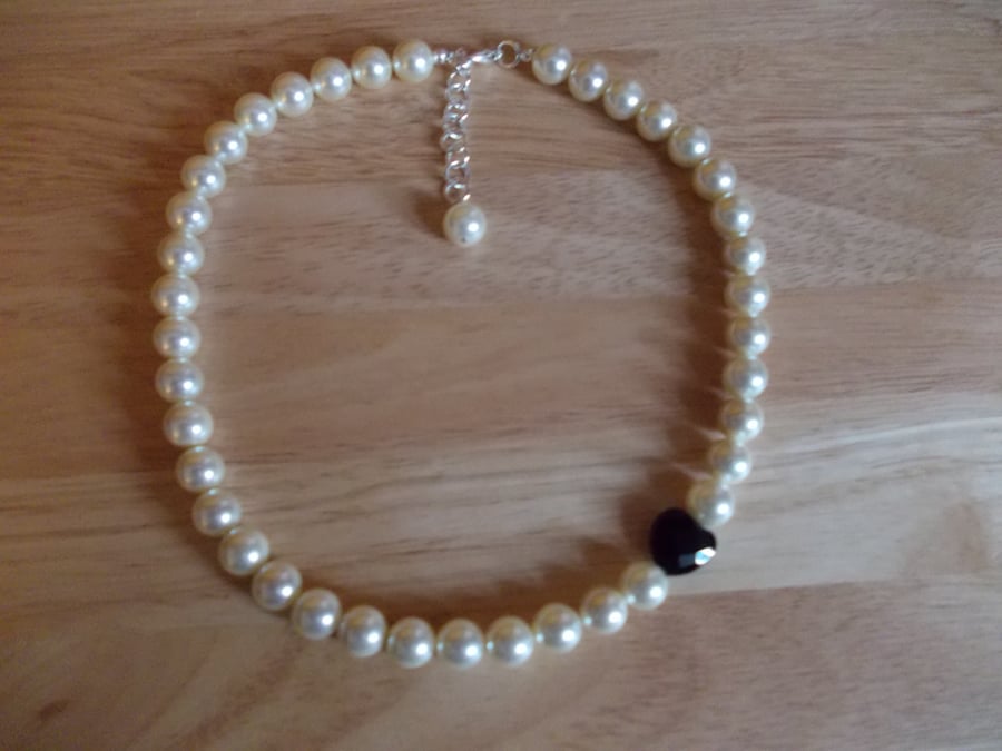 Cream shell pearl asymetric necklace