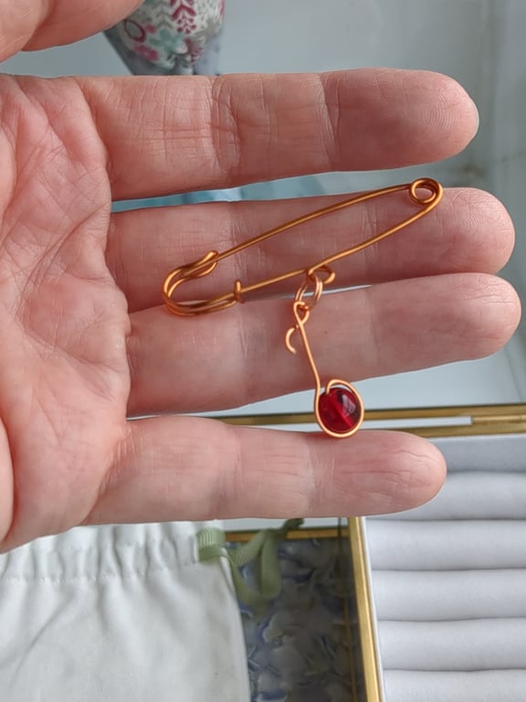 Red glass bead musical note pin brooch