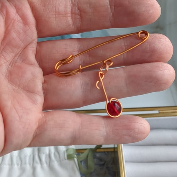 Red glass bead musical note pin brooch