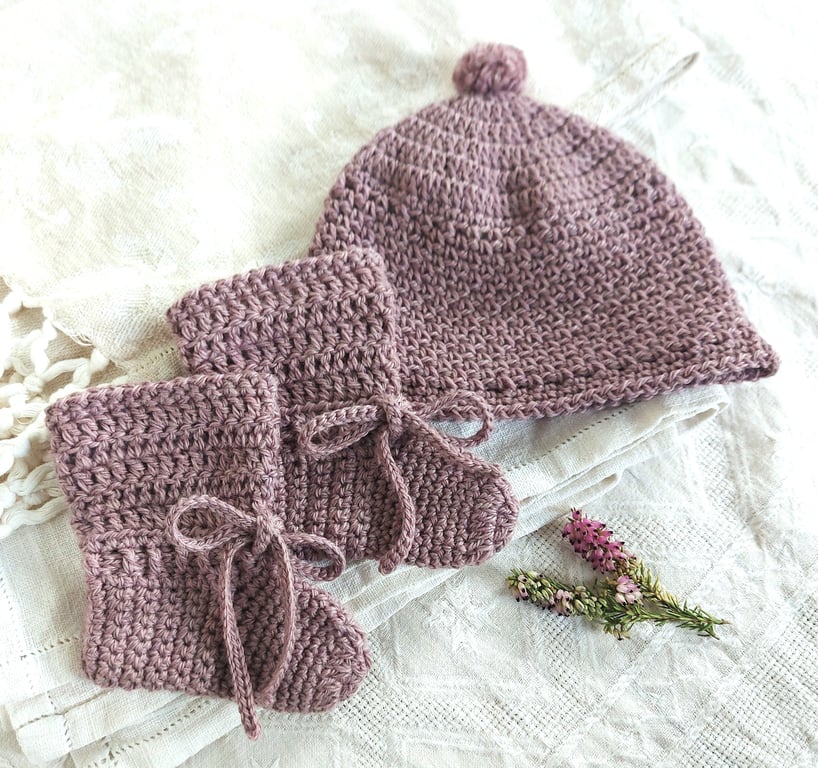 Baby Hat and Booties set, 100% pure wool, Christmas gift,  0-5 months