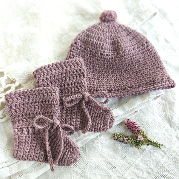 Baby Hat and Booties set, 100% pure wool, Christmas gift,  0-5 months