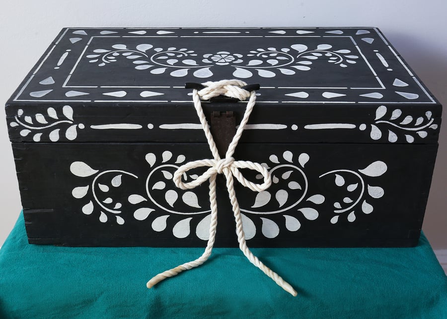 Hand-Painted Wooden Storage Box – Antique Nautical Fishing Boat Chest