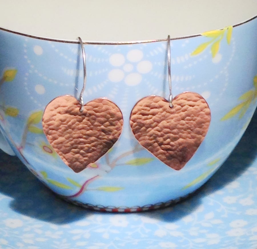 Hammered Copper Heart Earrings (ERCUDGHT1) - UK Free Post