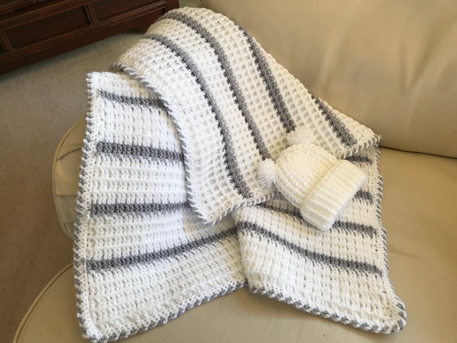 BABY BLANKET IN WHITE AND GREY with hat