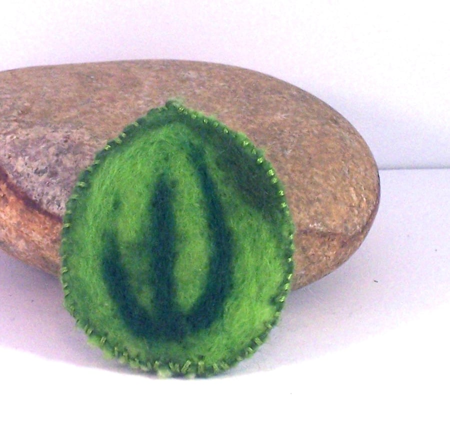 Needle felted wool brooch, leaf shape and leaf pattern - Rivendell