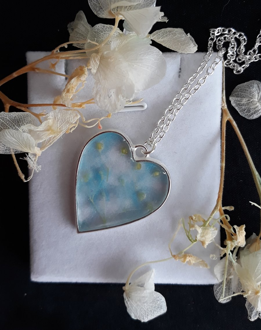 R25 Heart pendant with resin and flower buds