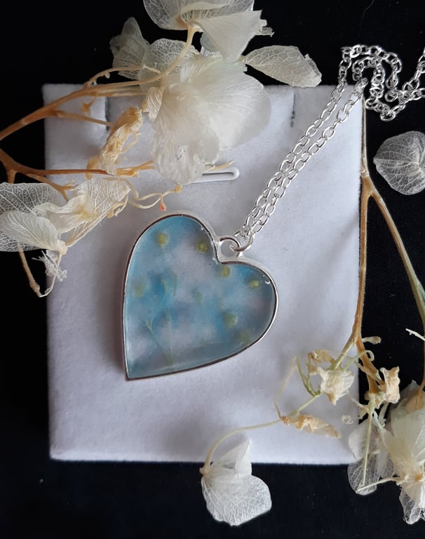 R25 Heart pendant with resin and flower buds