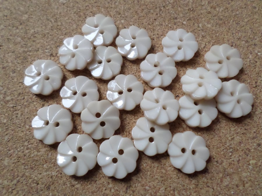 20 x 2-Hole Acrylic Buttons - Round - 14mm - Ridged Flower - Nude 