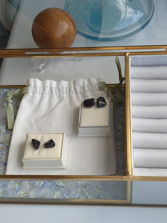 Black agate stud earrings 