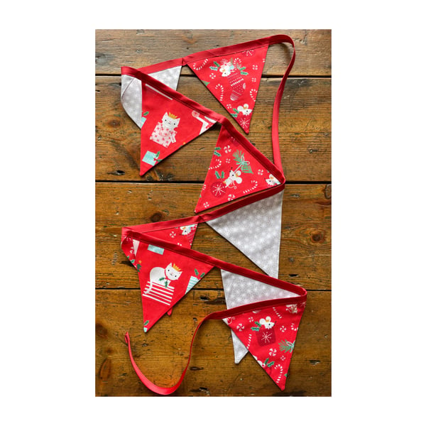 Kitty and mouse celebrating Christmas - small reversible bunting 