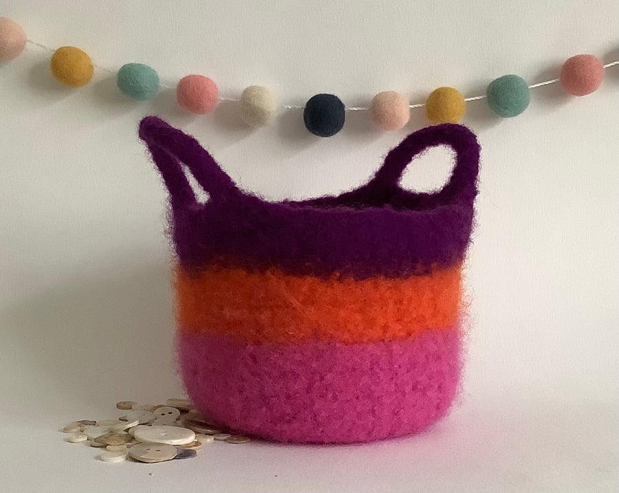 FELTED 'FUSSPOT' BOWL, desk tidy . Multicoloured . Bright. Stripes.